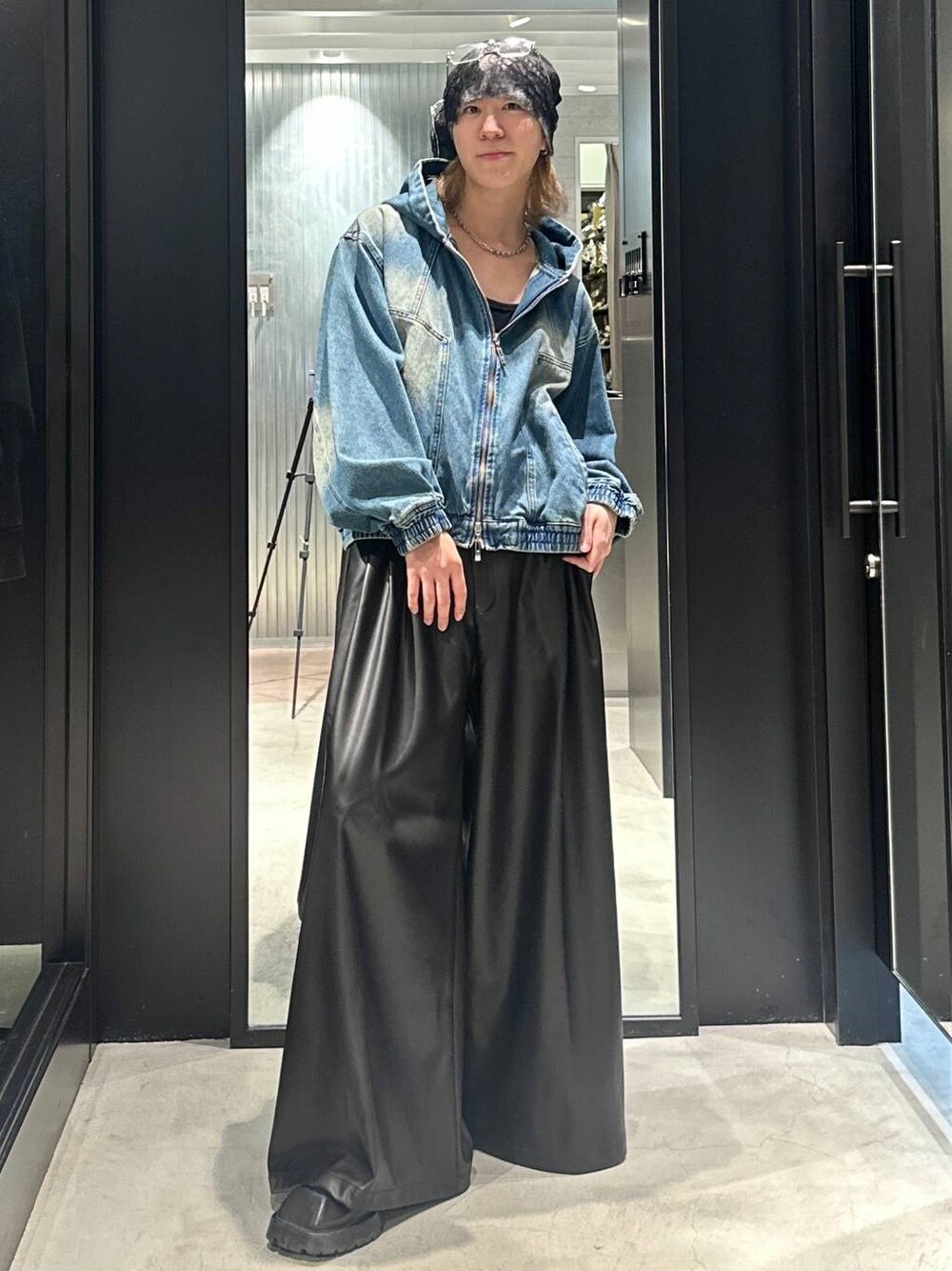 ブルー系のブルゾン、ブラック系のその他パンツ、グレー系のニットキャップ/ビーニーを着用したメンズの秋コーディネートの1枚目の写真