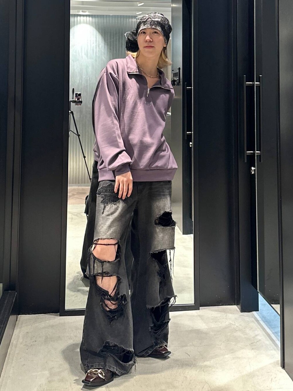 ブラック系のデニムパンツ、グレー系のニットキャップ/ビーニーを着用したメンズの秋コーディネートの1枚目の写真
