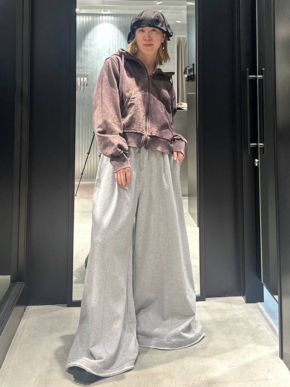 「モード、高見え、着痩せ・細見え、HARE、韓国系、春コーデ、秋コーデ、冬コーデ、韓国ファッション、ラフ、パーカー、ワイドパンツ、スウェット、スウェットパンツ、オーバーサイズ」｜「HAREの【SET UP対応 UNDERGROUND MODE】ピグメントZIPパーカー(HARE)（パーカー、ブラウン系）」を使った、taigawedさん（メンズ・174cm）の秋コーディネートの1枚目の写真