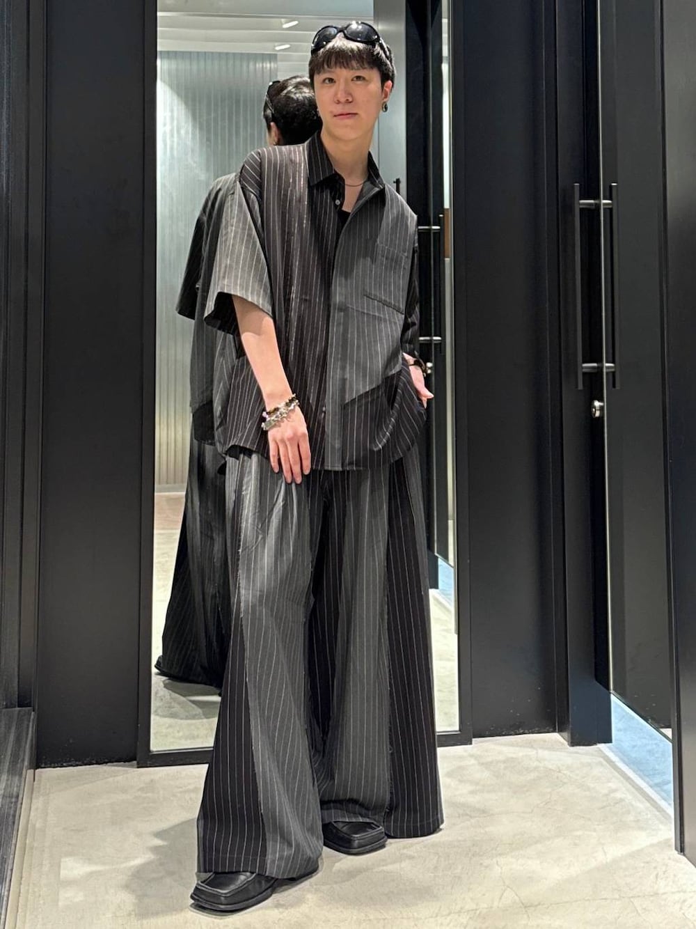 「モード、高見え、着痩せ・細見え、HARE、韓国系、ラフ、韓国ファッション、春コーデ、夏コーデ、秋コーデ、シャツ、Tシャツ、ワイドパンツ、オーバーサイズ、モテ」｜「HAREのアソートチェーンネックレス(HARE)（ネックレス、シルバー系）」を使った、taigawedさん（メンズ・174cm）の夏コーディネートの1枚目の写真