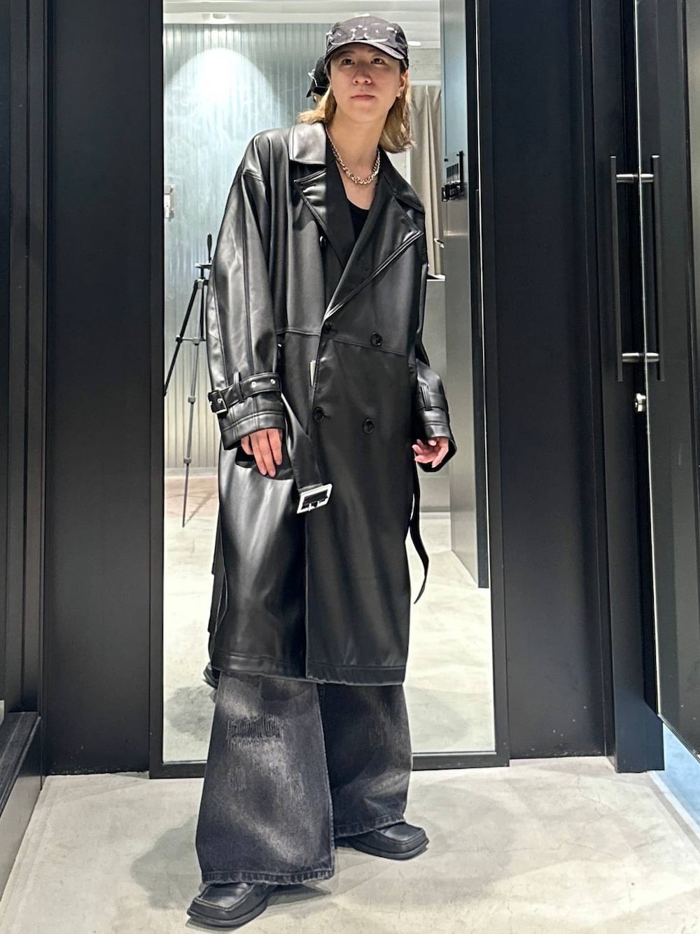 「レザー、モード、高見え、着痩せ・細見え、HARE、韓国系、ラフ、韓国ファッション、春コーデ、秋コーデ、冬コーデ、コート、ワイドパンツ、デニムパンツ、モテ」｜「HAREのソリッドパーツCAP(HARE)（キャップ、ブラック系）」を使った、taigawedさん（メンズ・174cm）の秋コーディネートの1枚目の写真