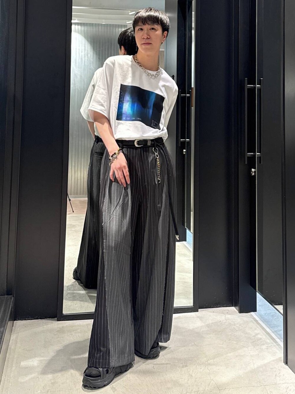 「モード、高見え、HARE、着痩せ・細見え、韓国系、ラフ、韓国ファッション、春コーデ、夏コーデ、秋コーデ、Tシャツ、ワイドパンツ、オーバーサイズ、モテ」｜「HAREの【SET UP対応】サイコウチクワイドトラウザー(HARE)（その他パンツ、ブラック系）」を使った、taigawedさん（メンズ・174cm）の夏コーディネートの1枚目の写真