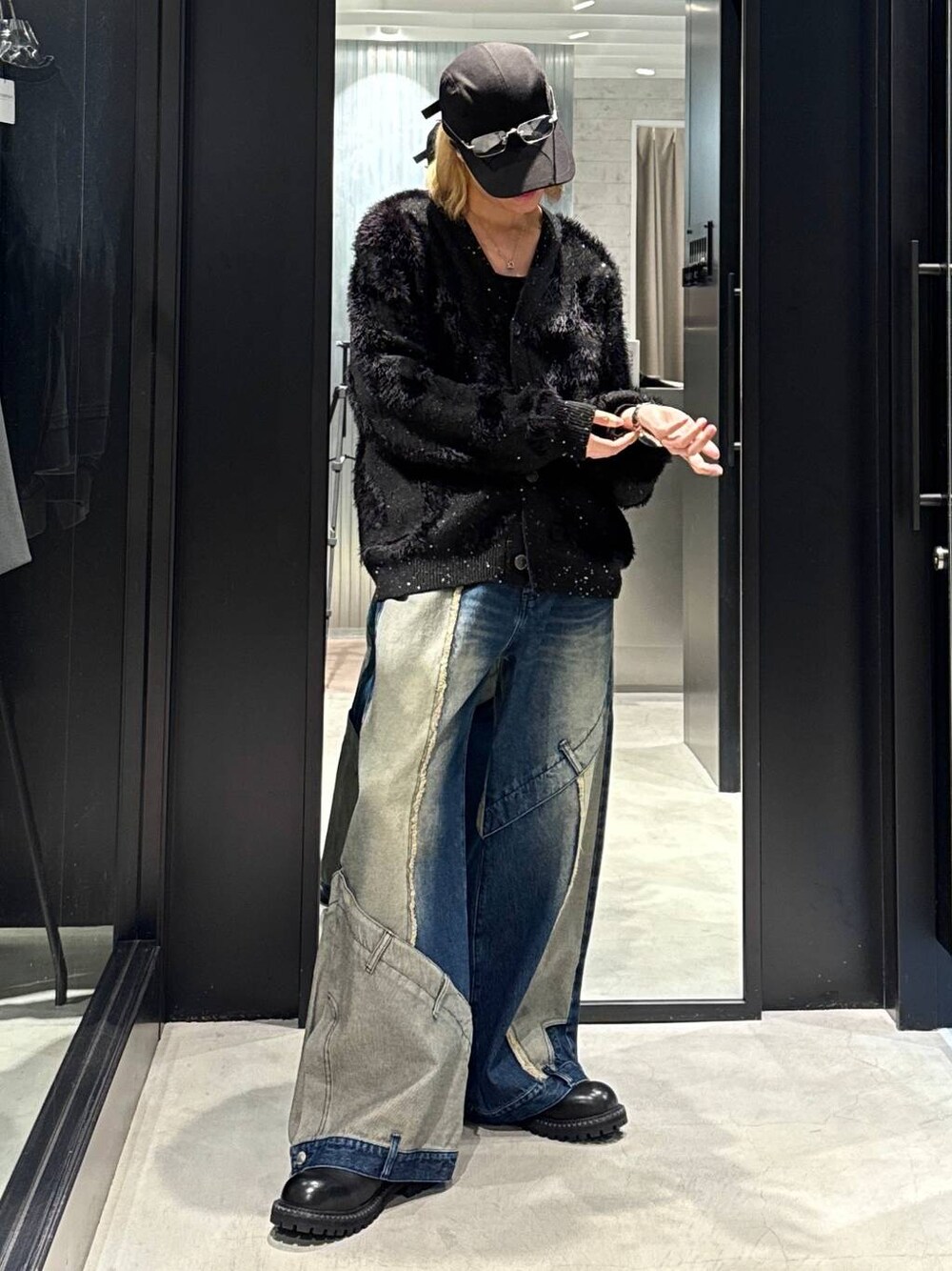 ブルー系のデニムパンツ、ブラック系のカーディガン/ボレロ、ブラック系のその他シューズを着用したメンズの秋コーディネートの1枚目の写真