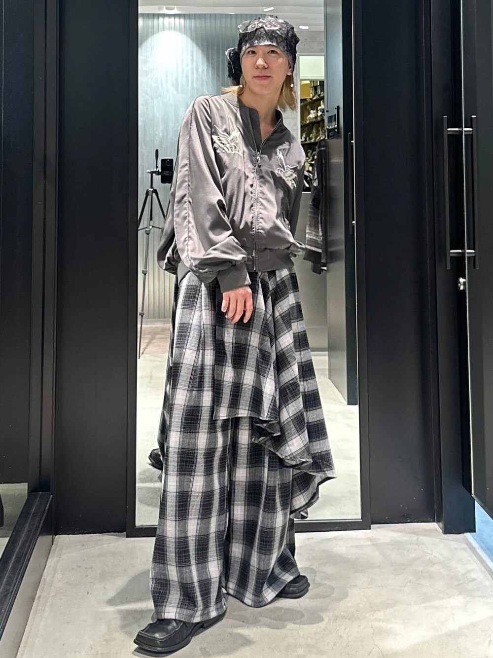 「モード、高見え、着痩せ・細見え、HARE、韓国系、ラフ、韓国ファッション、春コーデ、夏コーデ、秋コーデ、ワイドパンツ、モテ、オーバーサイズ」｜「HAREのレースツキビーニー(HARE)（ニットキャップ/ビーニー、グレー系）」を使った、taigawedさん（メンズ・174cm）の秋コーディネートの1枚目の写真
