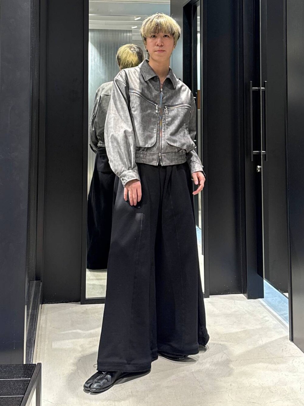 ブラック系のTシャツ/カットソー、ブラック系のスウェットパンツ、グレー系のブルゾンを着用したメンズの冬コーディネートの1枚目の写真
