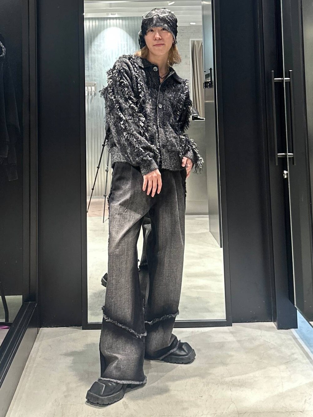 ブラック系のデニムパンツ、ブラック系のブルゾン、グレー系のニットキャップ/ビーニーを着用したメンズの秋コーディネートの1枚目の写真