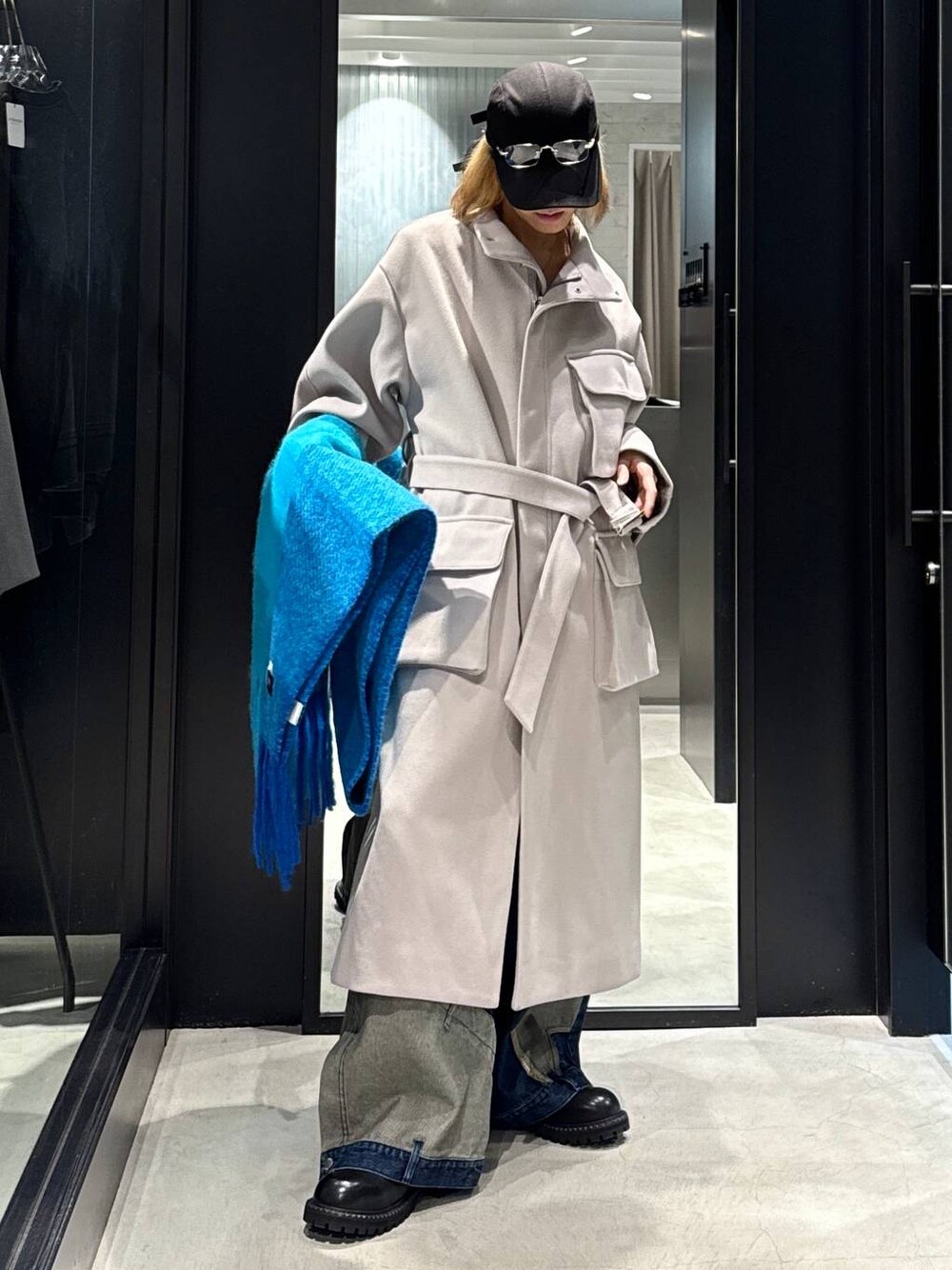 ブルー系のデニムパンツ、グレー系のその他アウター、ブラック系のその他シューズを着用したメンズの秋コーディネートの1枚目の写真