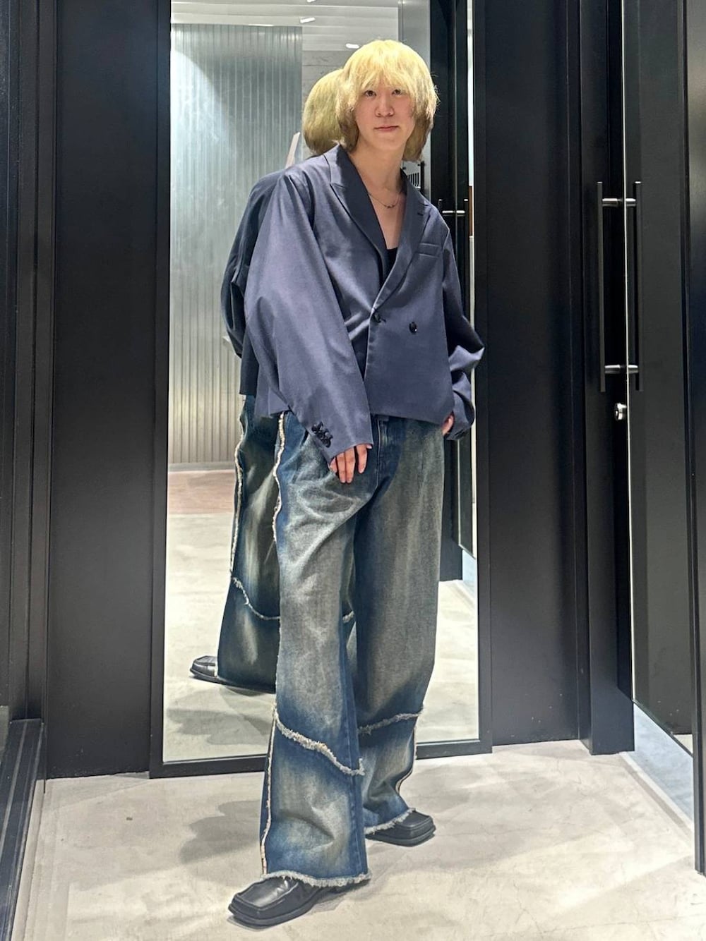 「モード、高見え、着痩せ・細見え、HARE、韓国系、ラフ、韓国ファッション、ジャケット、デニムパンツ、春コーデ、夏コーデ、秋コーデ、モテ」｜「HAREのコンバートフリンジデニムパンツ(HARE)（デニムパンツ、ブルー系）」を使った、taigawedさん（メンズ・174cm）の夏コーディネートの1枚目の写真