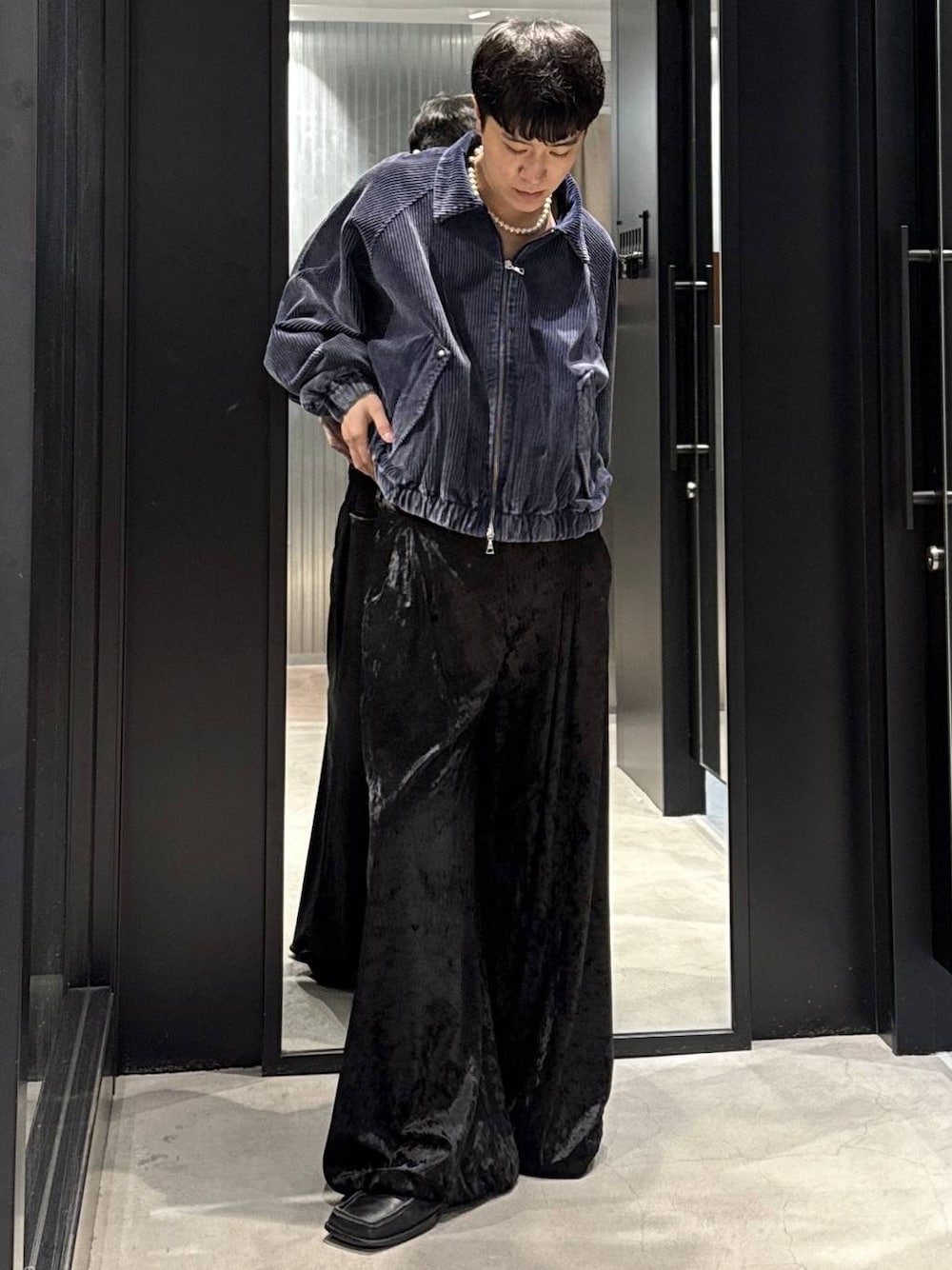 ブルー系のブルゾン、ブラック系のその他パンツを着用したメンズの秋コーディネートの1枚目の写真