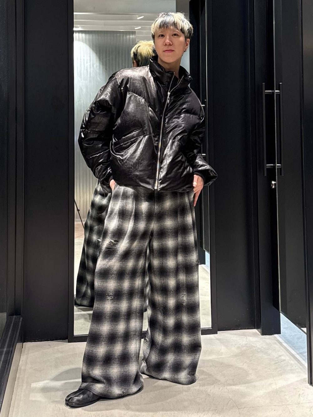 ブラック系のブルゾン、ブラック系のその他パンツ、シルバー系のネックレスを着用したメンズの冬コーディネートの1枚目の写真