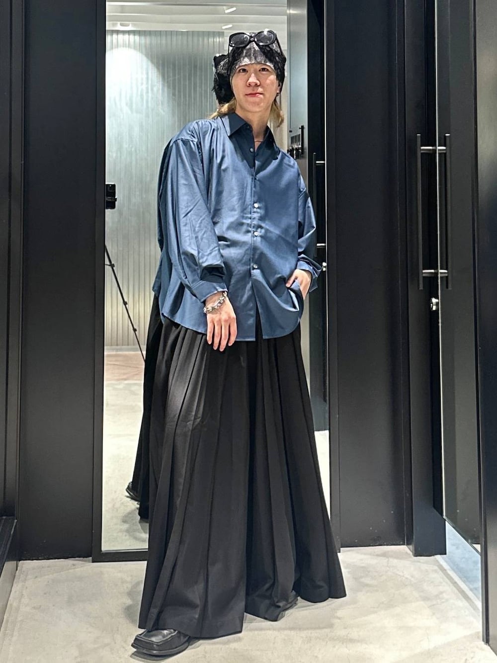 ブラック系のその他パンツ、ブルー系のシャツ/ブラウス、グレー系のニットキャップ/ビーニーを着用したメンズの秋コーディネートの1枚目の写真