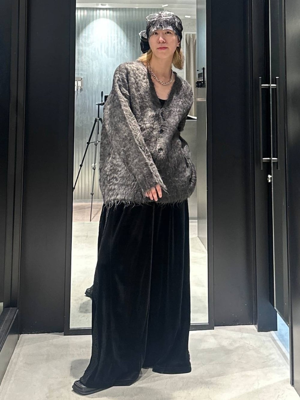 ブラック系のその他パンツ、ブラック系のカーディガン/ボレロ、グレー系のニットキャップ/ビーニーを着用したメンズの秋コーディネートの1枚目の写真