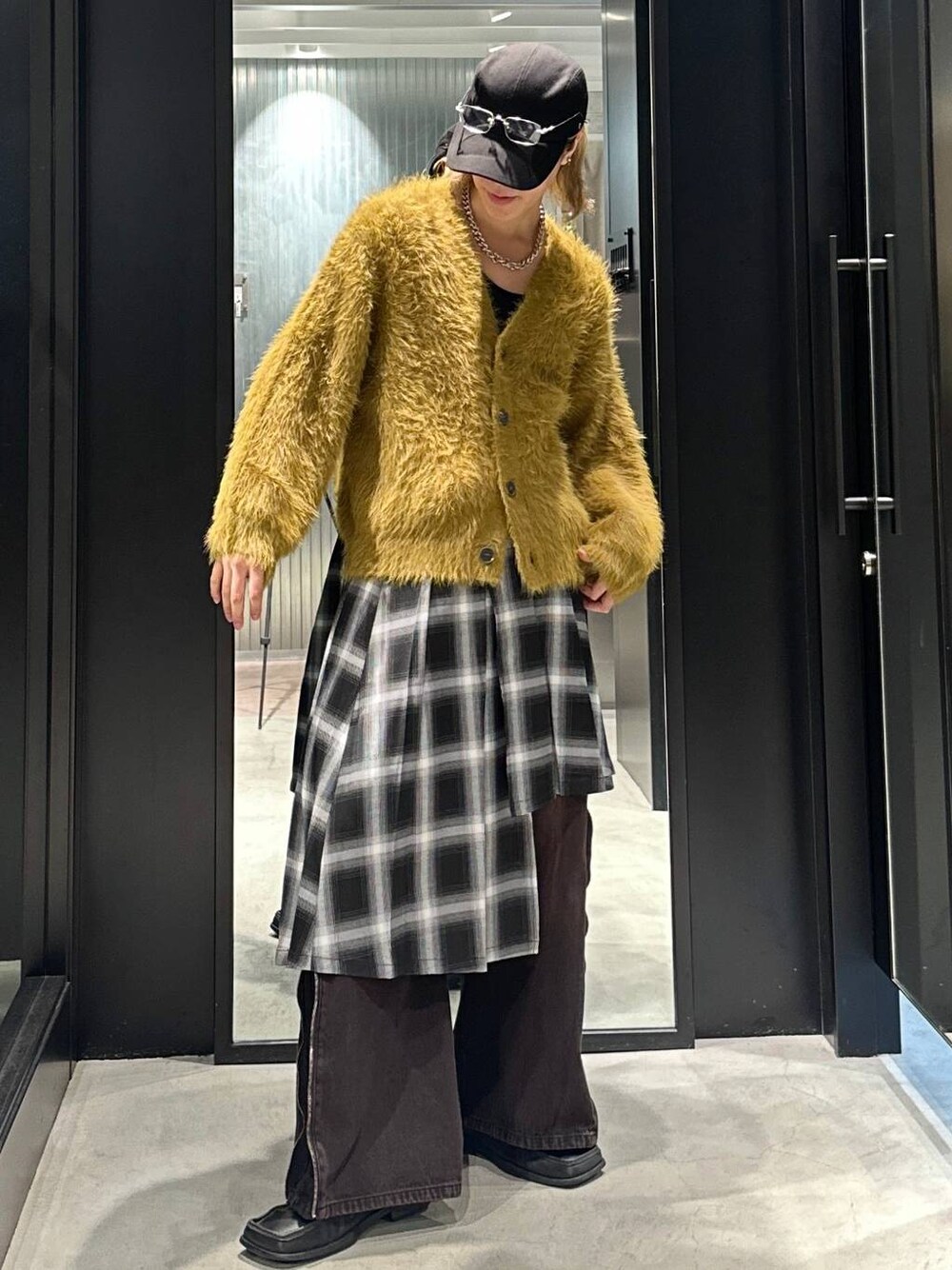 「モード、高見え、着痩せ・細見え、HARE、韓国系、韓国ファッション、ラフ、春コーデ、秋コーデ、冬コーデ、ニット、カーディガン、オーバーサイズ、デニムパンツ、モテ」｜「HAREのソリッドパーツCAP(HARE)（キャップ、ブラック系）」を使った、taigawedさん（メンズ・174cm）の秋コーディネートの1枚目の写真