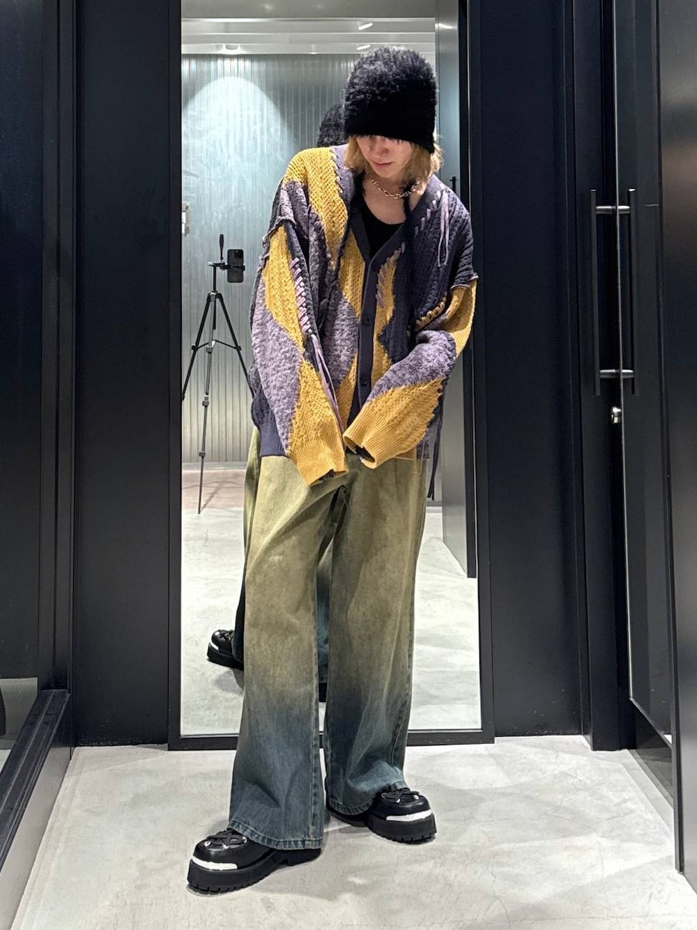 「モード、高見え、着痩せ・細見え、HARE、韓国系、ラフ、韓国ファッション、春コーデ、秋コーデ、冬コーデ、カーディガン、ニット、ワイドパンツ、オーバーサイズ、モテ」｜「HAREのステッチキリカエニットカーディガン(HARE)（カーディガン/ボレロ、イエロー系）」を使った、taigawedさん（メンズ・174cm）の冬コーディネートの1枚目の写真