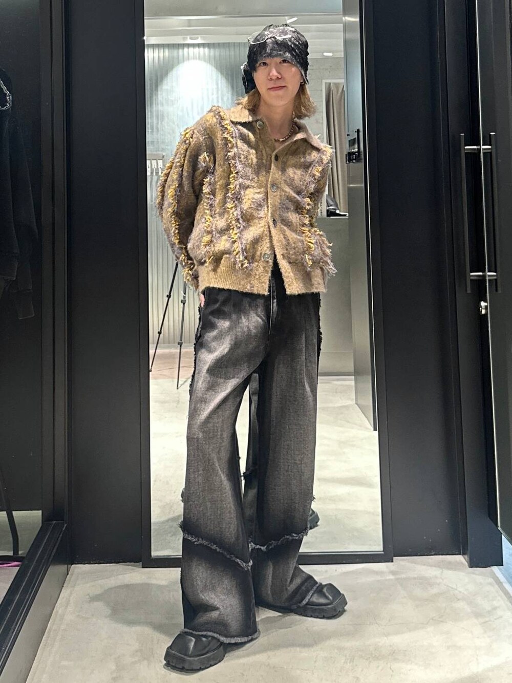「モード、高見え、着痩せ・細見え、HARE、韓国系、ラフ、韓国ファッション、春コーデ、秋コーデ、冬コーデ、シャツ、ニット、ワイドパンツ、オーバーサイズ、モテ」｜「HAREのコンバートフリンジデニムパンツ(HARE)（デニムパンツ、ブラック系）」を使った、taigawedさん（メンズ・174cm）の秋コーディネートの1枚目の写真