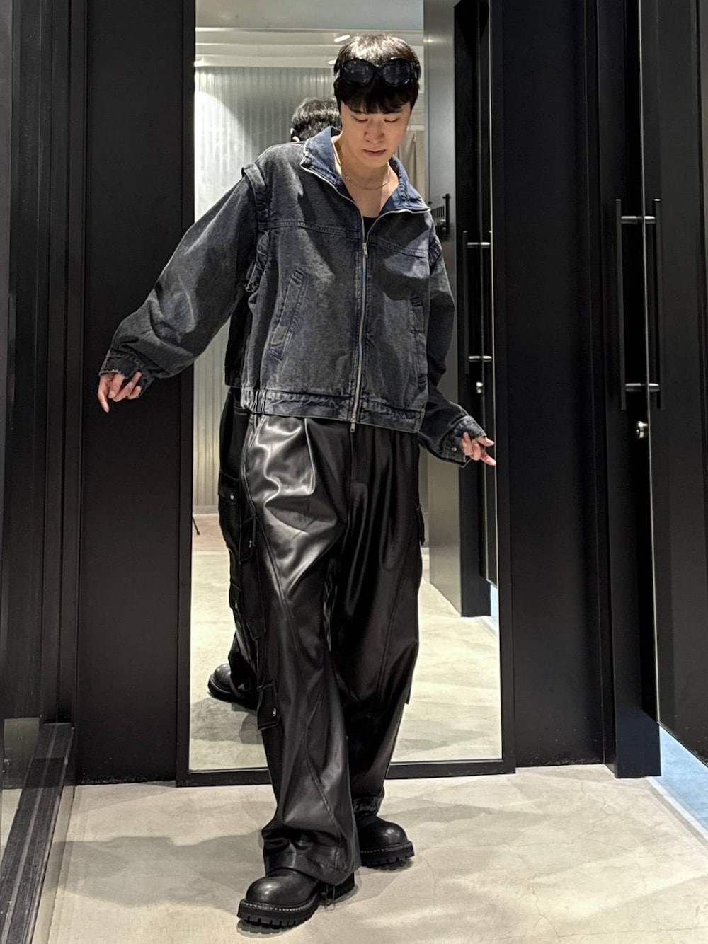 ブラック系のタンクトップ、ブラック系のカーゴパンツ、ブルー系のブルゾンを着用したメンズの秋コーディネートの1枚目の写真