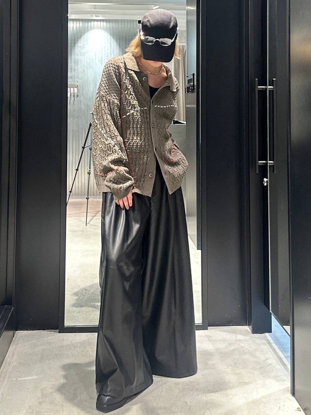 ブラック系のその他パンツ、ブラック系のブーツ、ブラウン系のシャツ/ブラウスを着用したメンズの秋コーディネートの1枚目の写真