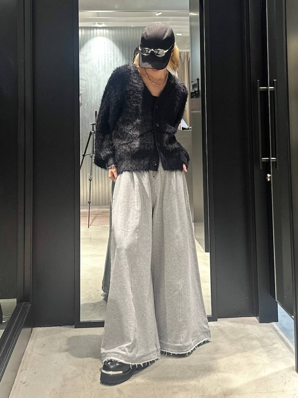 グレー系のスウェットパンツ、ブラック系のカーディガン/ボレロ、ブラック系のその他シューズを着用したメンズの秋コーディネートの1枚目の写真