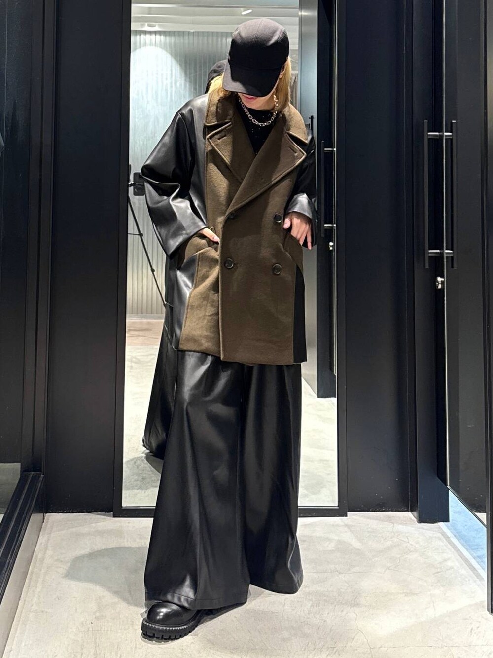 「モード、高見え、着痩せ・細見え、HARE、韓国系、ラフ、韓国ファッション、春コーデ、秋コーデ、冬コーデ、コート、ニット、ワイドパンツ、オーバーサイズ、モテ」｜「HAREのソリッドパーツCAP(HARE)（キャップ、ブラック系）」を使った、taigawedさん（メンズ・174cm）の秋コーディネートの1枚目の写真