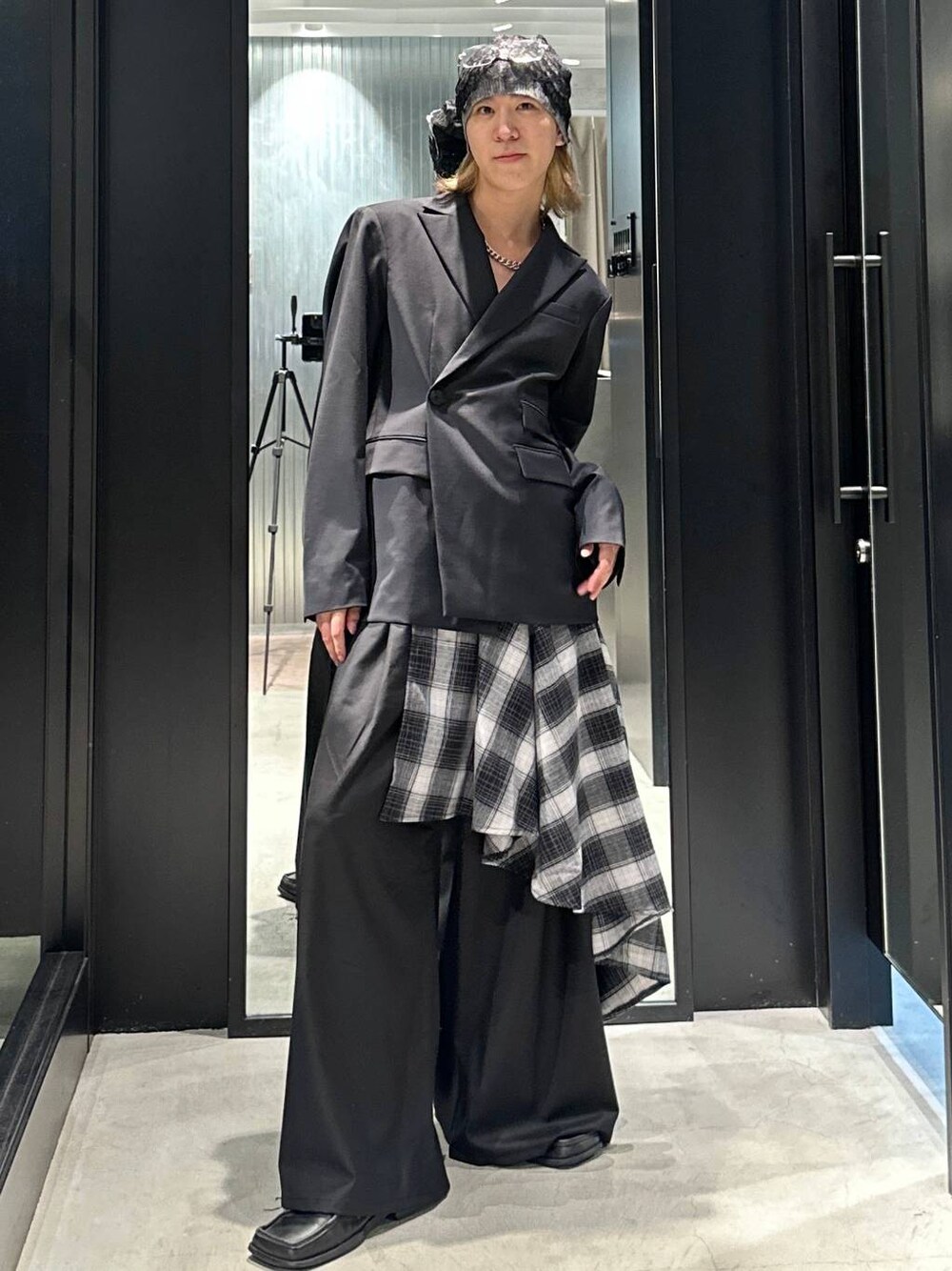 ブラック系のその他パンツ、グレー系のニットキャップ/ビーニー、シルバー系のネックレスを着用したメンズの秋コーディネートの1枚目の写真