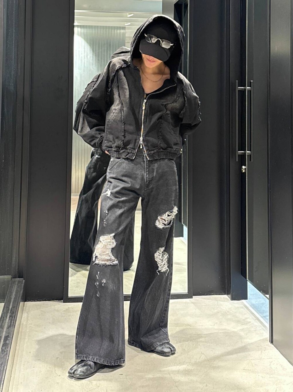 ブラック系のTシャツ/カットソー、ブラック系のデニムジャケット、ブラック系のデニムパンツを着用したメンズの冬コーディネートの1枚目の写真