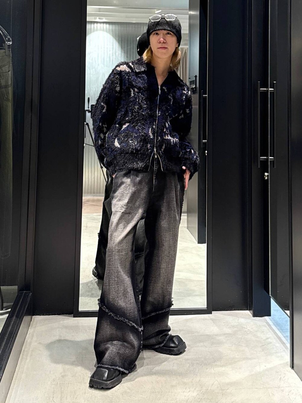 ブラック系のデニムパンツ、ブラック系のニット/セーターを着用したメンズの秋コーディネートの1枚目の写真