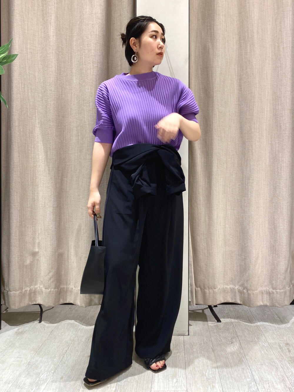 「大人カジュアル、リラックススタイル、サンダルコーデ、シンプル、秋服準備はじめました、オトナカワイイ、カラーコーデ、秋のコーデ、ブラックコーデ、ロンパース、パープル、パープル×黒、つなぎ」｜「CAPRICIEUX LE'MAGEのテーラー風ロンパース（つなぎ/オールインワン、ブラック系）」を使った、ao_lemageさん（レディース・163cm）の夏コーディネートの1枚目の写真