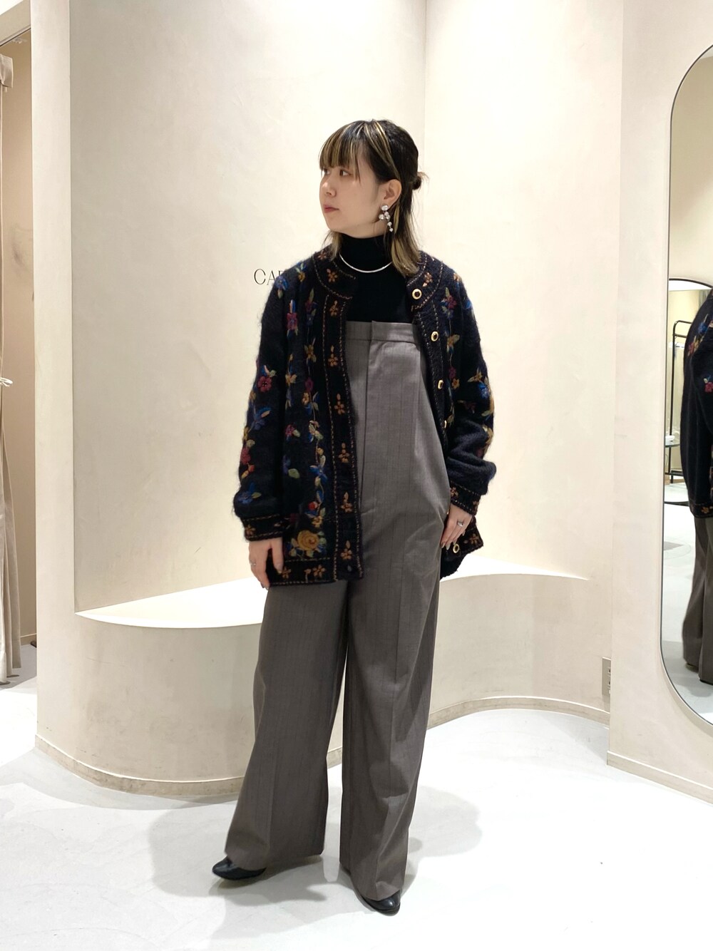 「タートルネック、秋冬コーデ、冬、ゆるコーデ、パンツスタイル、ブーツスタイル」｜「CAPRICIEUX LE'MAGEのベアサロペット（サロペット/オーバーオール、グレー系）」を使った、ao_lemageさん（レディース・165cm）の冬コーディネートの1枚目の写真