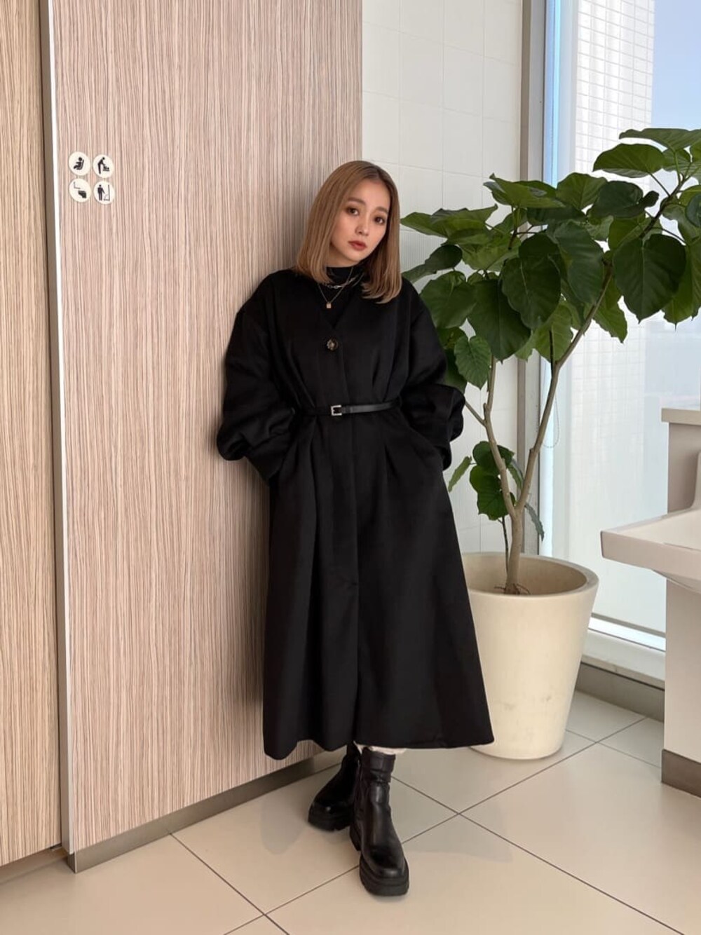 「murua、#アウター、大人カジュアル、ロングコート、冬アウター、ブラックコーデ」｜「MURUAのオーバースリーブノーカラーコート（ノーカラーコート、ブラック系）」を使った、國岡朋実さん（レディース・156cm）の秋コーディネートの1枚目の写真