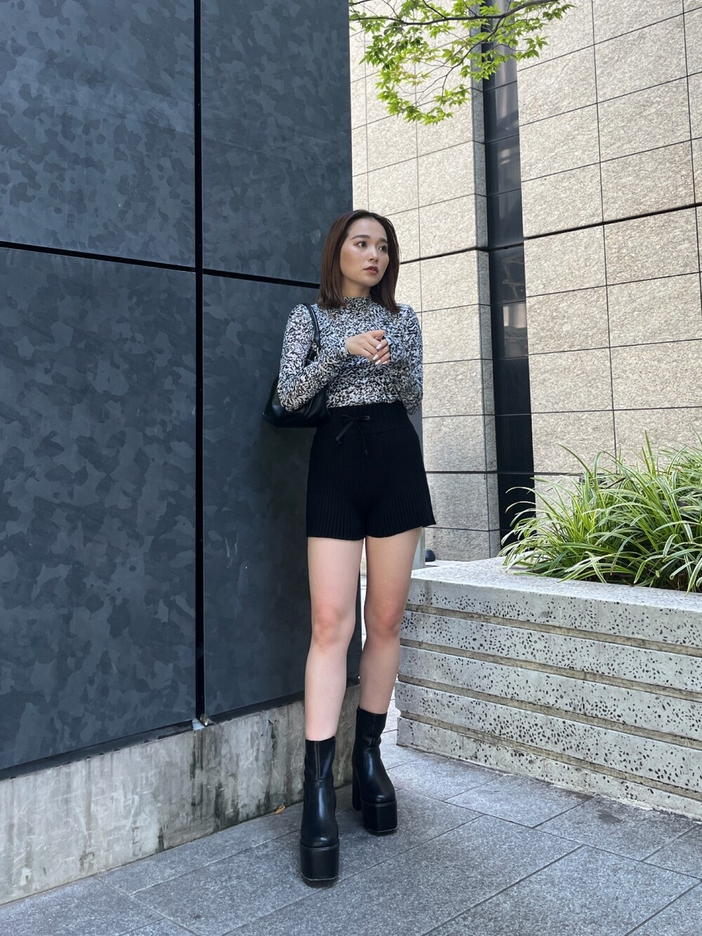 ホワイト系のTシャツ/カットソー、ブラック系のその他パンツ、ブラック系のブーツを着用したレディースの夏コーディネートの1枚目の写真