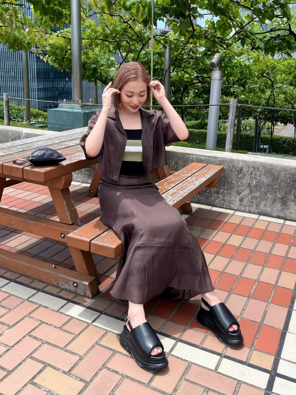 ブラウン系のシャツ/ブラウス、その他のニット/セーター、ブラウン系のスカートを着用したレディースの夏コーディネートの1枚目の写真