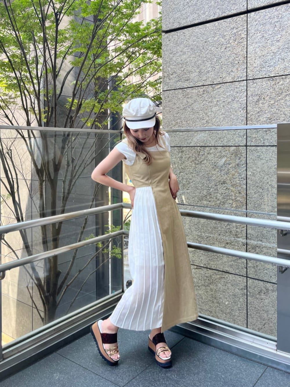 ベージュ系のワンピース、その他のサンダル、ホワイト系のタンクトップを着用したレディースの夏コーディネートの1枚目の写真