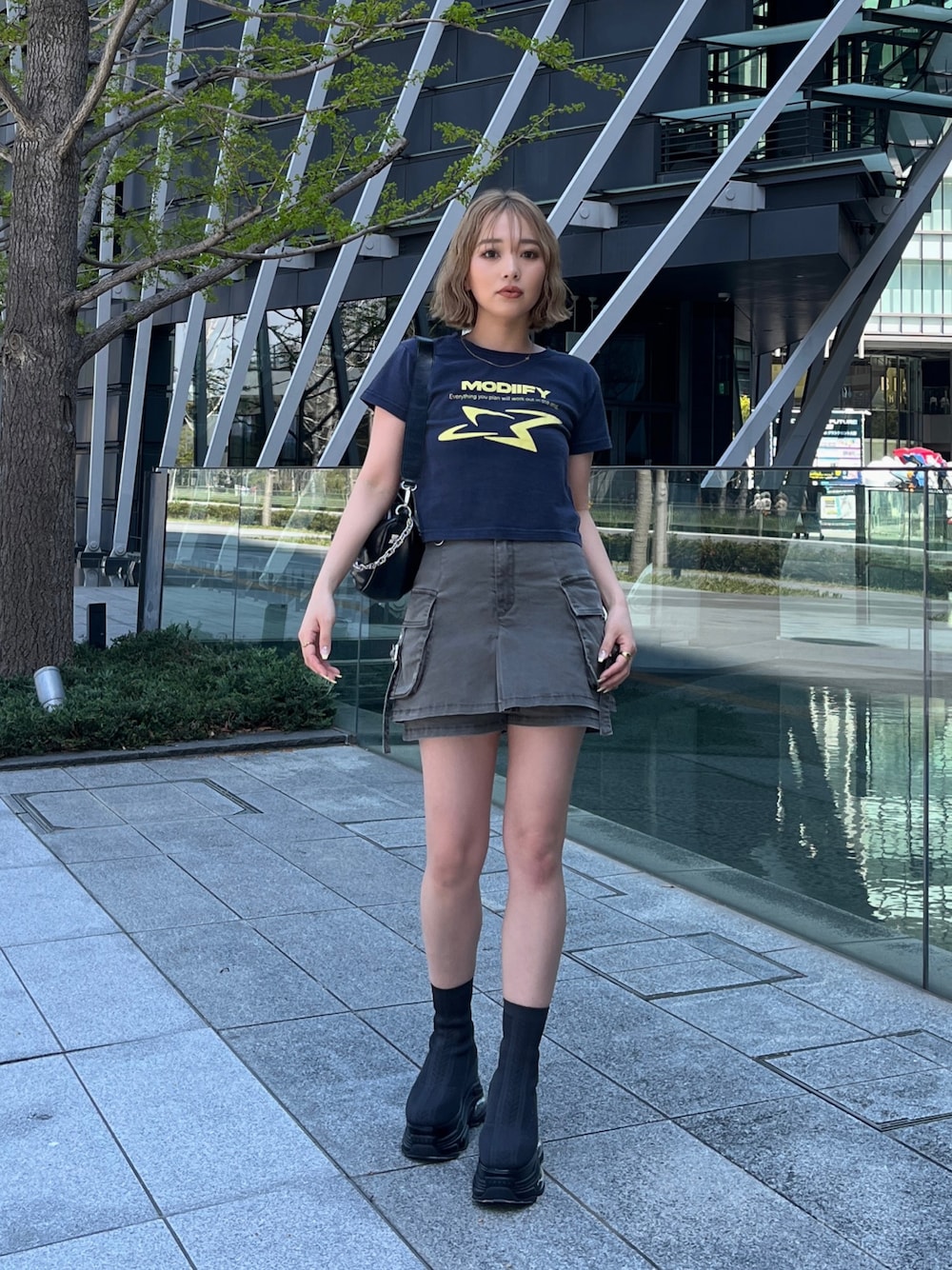 ブルー系のTシャツ/カットソー、グレー系のブーツ、グレー系のスカートを着用したレディースの春コーディネートの1枚目の写真