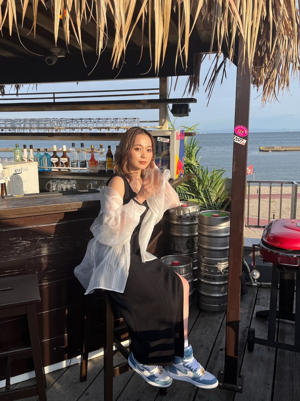 ホワイト系のシャツ/ブラウス、ブラック系のワンピース、ホワイト系のソックス/靴下を着用したレディースの春コーディネートの1枚目の写真