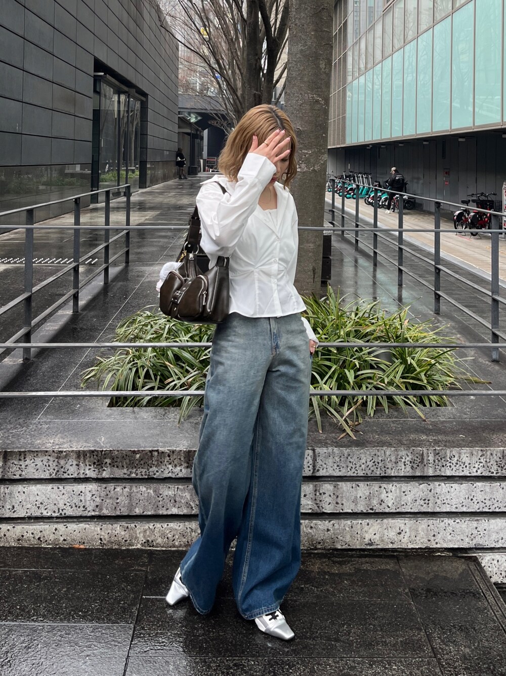 ホワイト系のシャツ/ブラウス、ブルー系のデニムパンツ、ホワイト系のサンダルを着用したレディースの春コーディネートの1枚目の写真