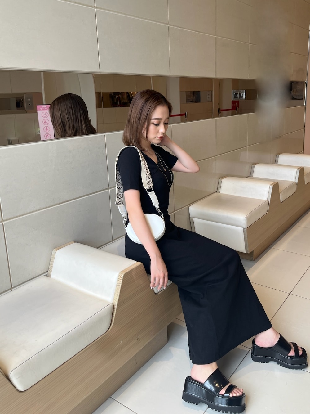 ブラック系のワンピース、ホワイト系のショルダーバッグ、ブラック系のサンダルを着用したレディースの夏コーディネートの1枚目の写真