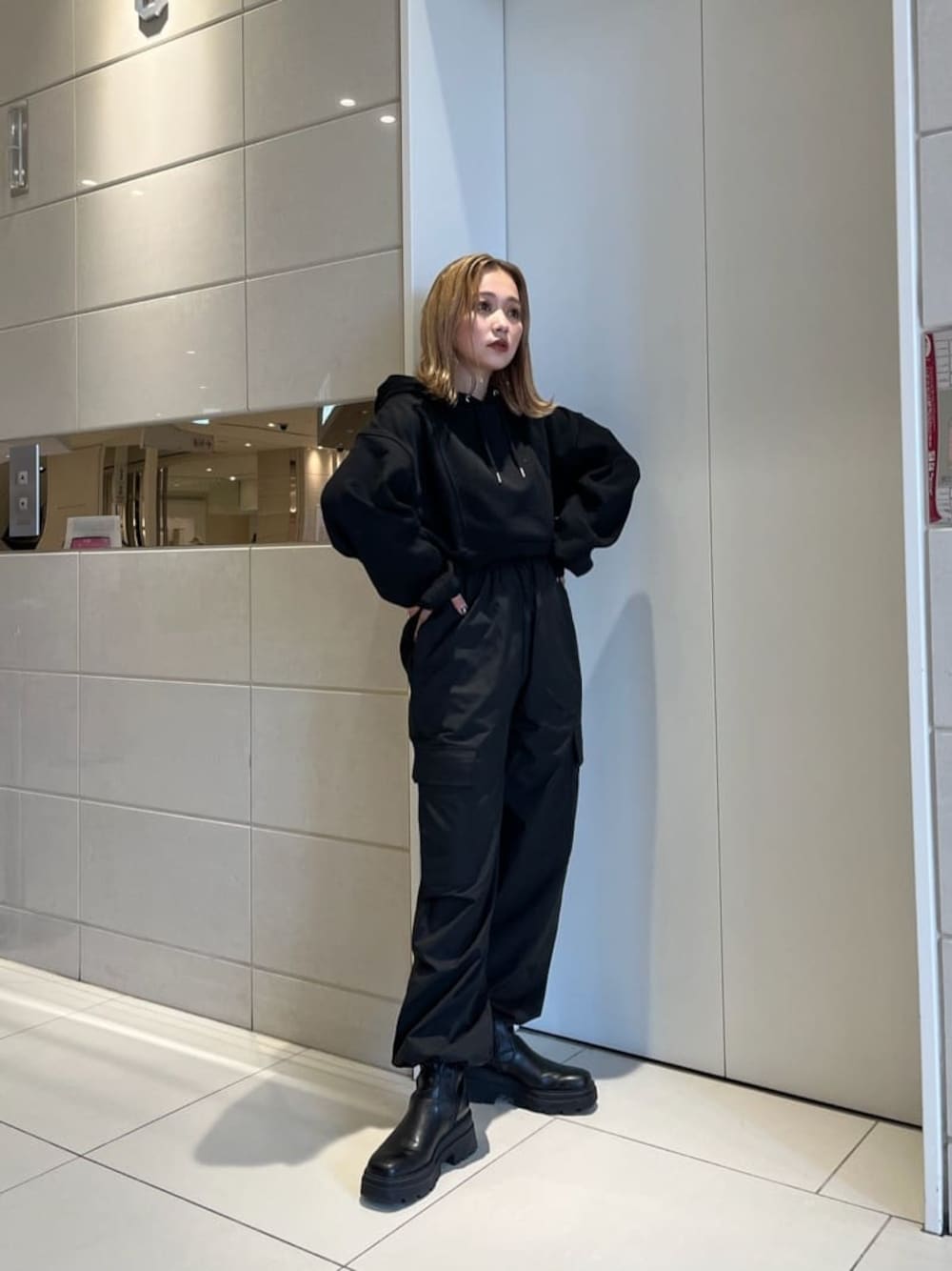 ブラック系のカーゴパンツ、ブラック系のパーカーを着用したレディースの秋コーディネートの1枚目の写真