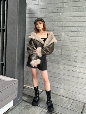 「アイテム（ムートンコート）」を使った、國岡朋実さん（レディース・156cm）の夏コーディネート