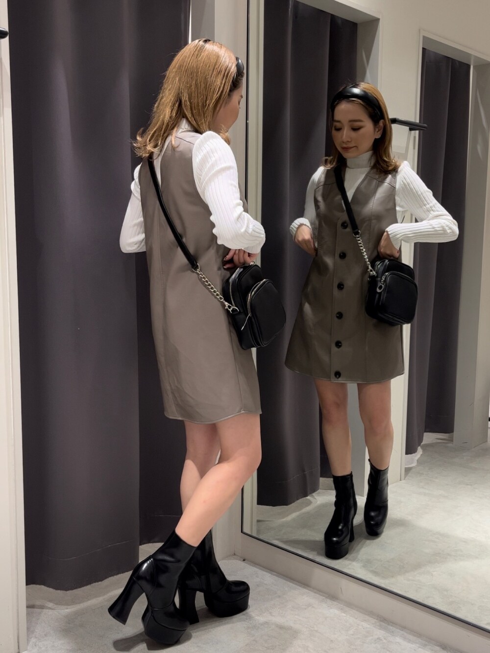 「春コーデ、はるふく、春服、モテコーデ、デート服、デート、ミニワンピ、ミニワンピース、レザーワンピース、大人かわいい、156cm」｜「MURUAのフェイクレザーボタンジャンパースカート（ワンピース、ブラウン系）」を使った、國岡朋実さん（レディース・156cm）の冬コーディネートの1枚目の写真
