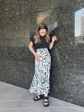 「MURUA（ムルーア）のバックスリットハイウエストマーメイドスカート（スカート）」を使った、國岡朋実さん（レディース・156cm）の夏コーディネート