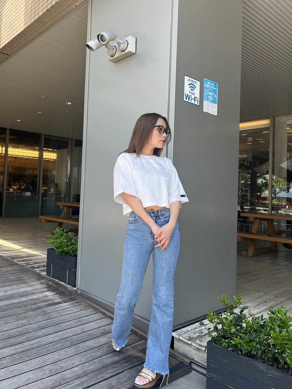 ホワイト系のTシャツ/カットソー、その他のサンダルを着用したレディースの春コーディネートの1枚目の写真
