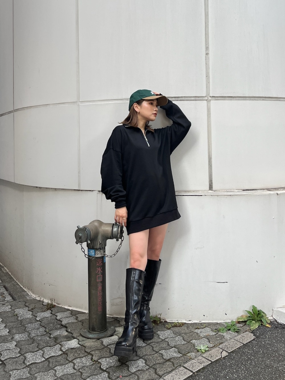 ブラック系のスウェット、グレー系のキャップを着用したレディースの夏コーディネートの1枚目の写真