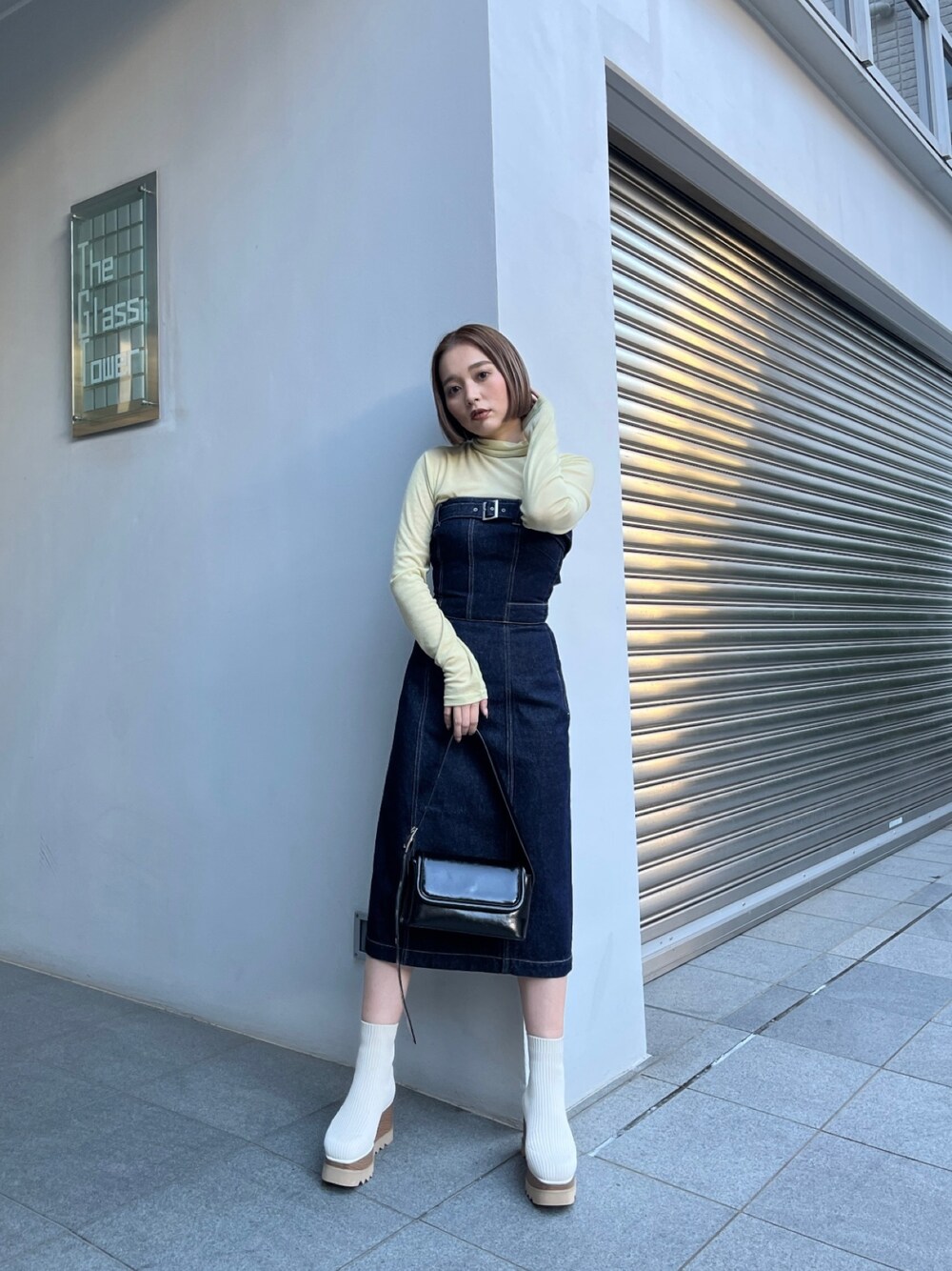 ブルー系のワンピース、ホワイト系のブーツ、イエロー系のTシャツ/カットソーを着用したレディースの秋コーディネートの1枚目の写真