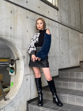 「MURUA（ムルーア）の【SET UP対応】ヴィンテージライクフェイクレザーミニスカート（スカート）」を使った、國岡朋実さん（レディース・156cm）の秋コーディネート