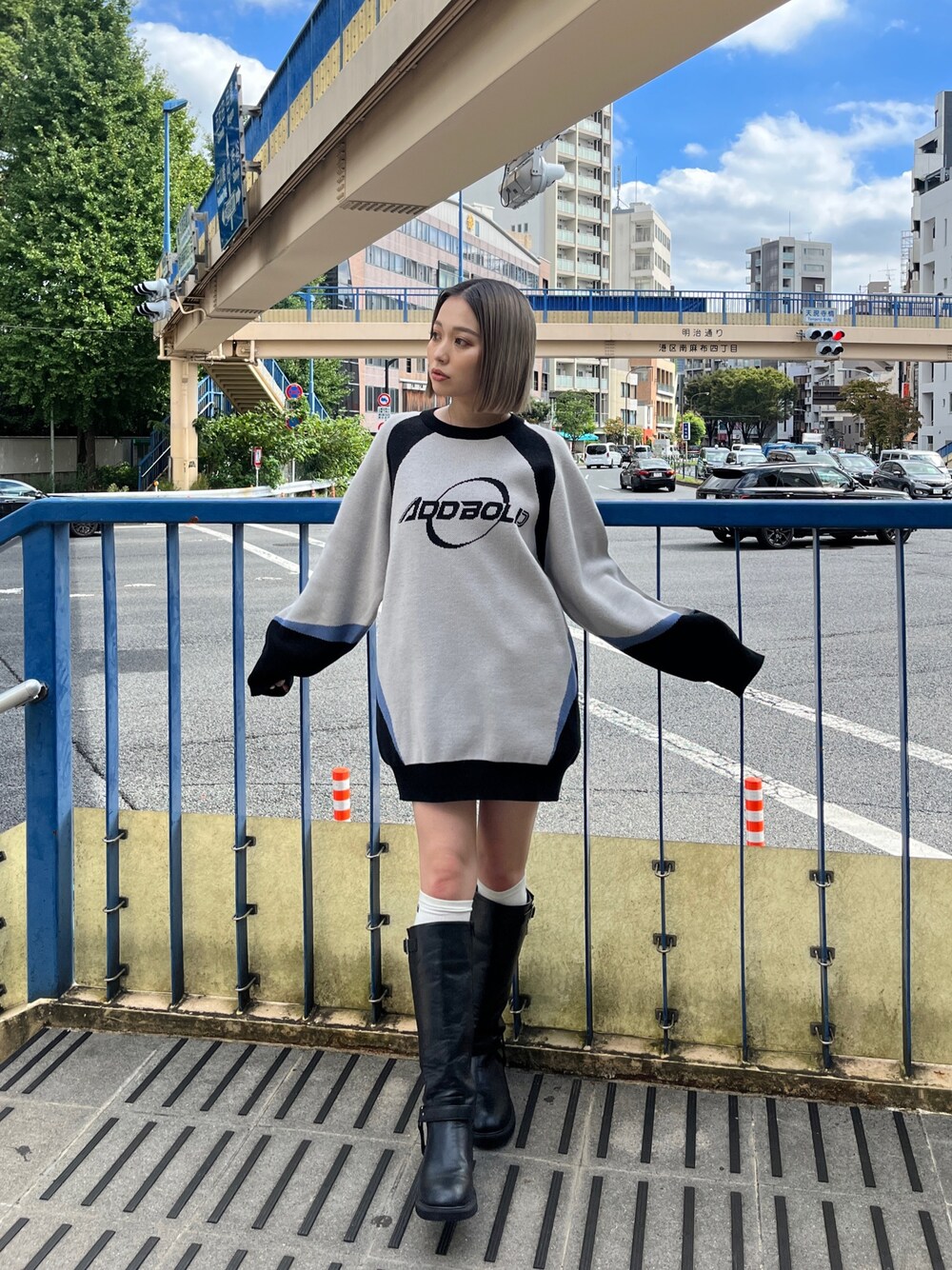 グレー系のワンピース、ブラック系のブーツ、ホワイト系のソックス/靴下を着用したレディースの秋コーディネートの1枚目の写真