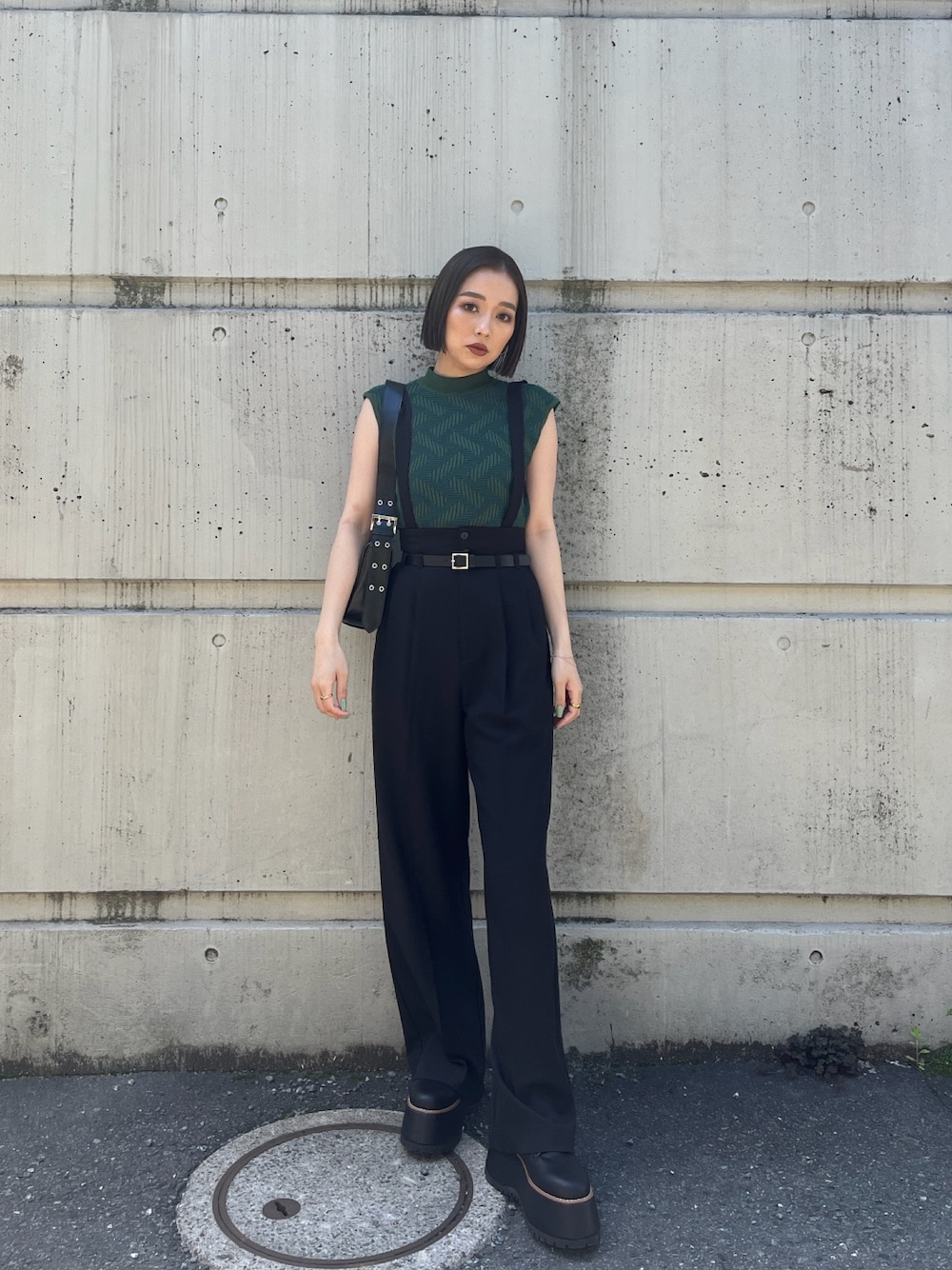 グリーン系のニット/セーター、ブラック系のその他パンツ、ブラック系のブーツを着用したレディースの夏コーディネートの1枚目の写真