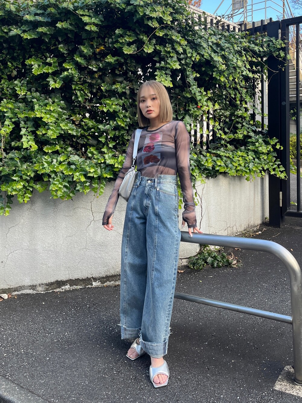 ブラック系のTシャツ/カットソー、シルバー系のショルダーバッグ、シルバー系のパンプスを着用したレディースの冬コーディネートの1枚目の写真