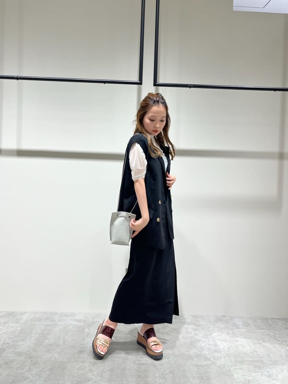 ブラック系のシャツ/ブラウス、ブラック系のスカート、ブラック系のベストを着用したレディースの夏コーディネートの1枚目の写真