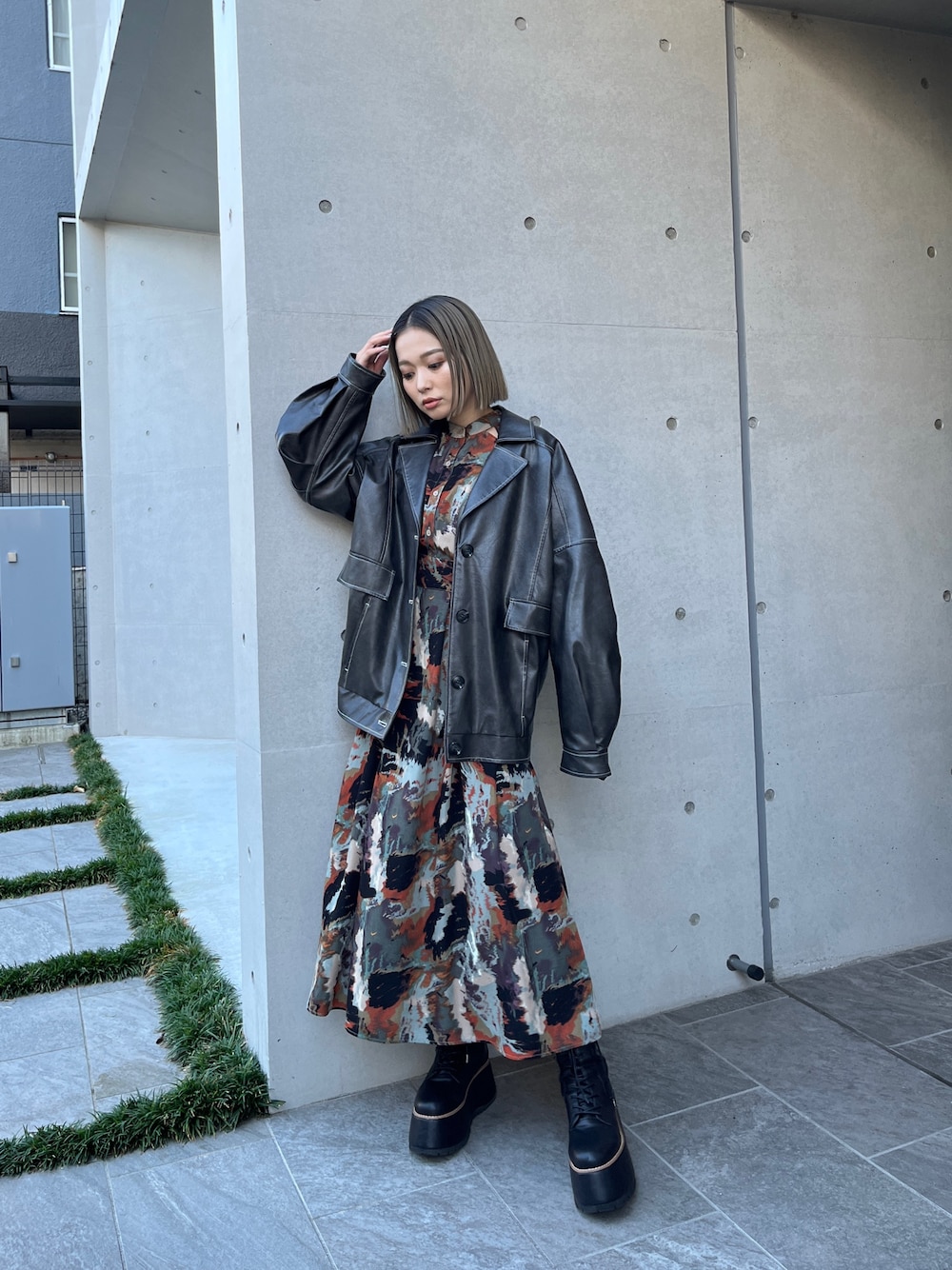 グレー系のブルゾン、ブラウン系のワンピース、ブラック系のブーツを着用したレディースの秋コーディネートの1枚目の写真