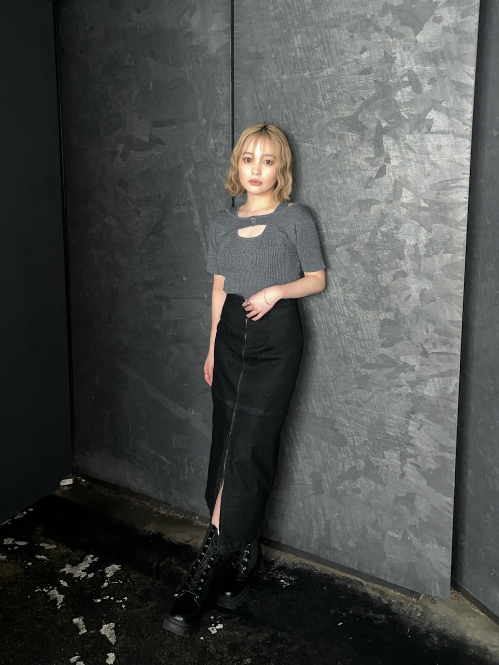 その他のニット/セーター、ブラック系のデニムスカートを着用したレディースの夏コーディネートの1枚目の写真